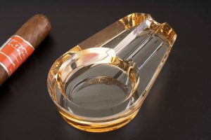 Попільничка для сигар, скляна, овальна 12 см – Бурштинова