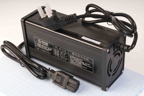 Зарядний пристрій для акумуляторів LiFePO4 16S/58.4V/12A 770W, з індикатором заряду