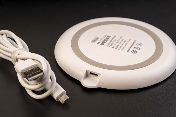 Бездротовий зарядний пристрій з LED індикацією, настільний, microUSB 10W, діаметр 11 см, білий мат