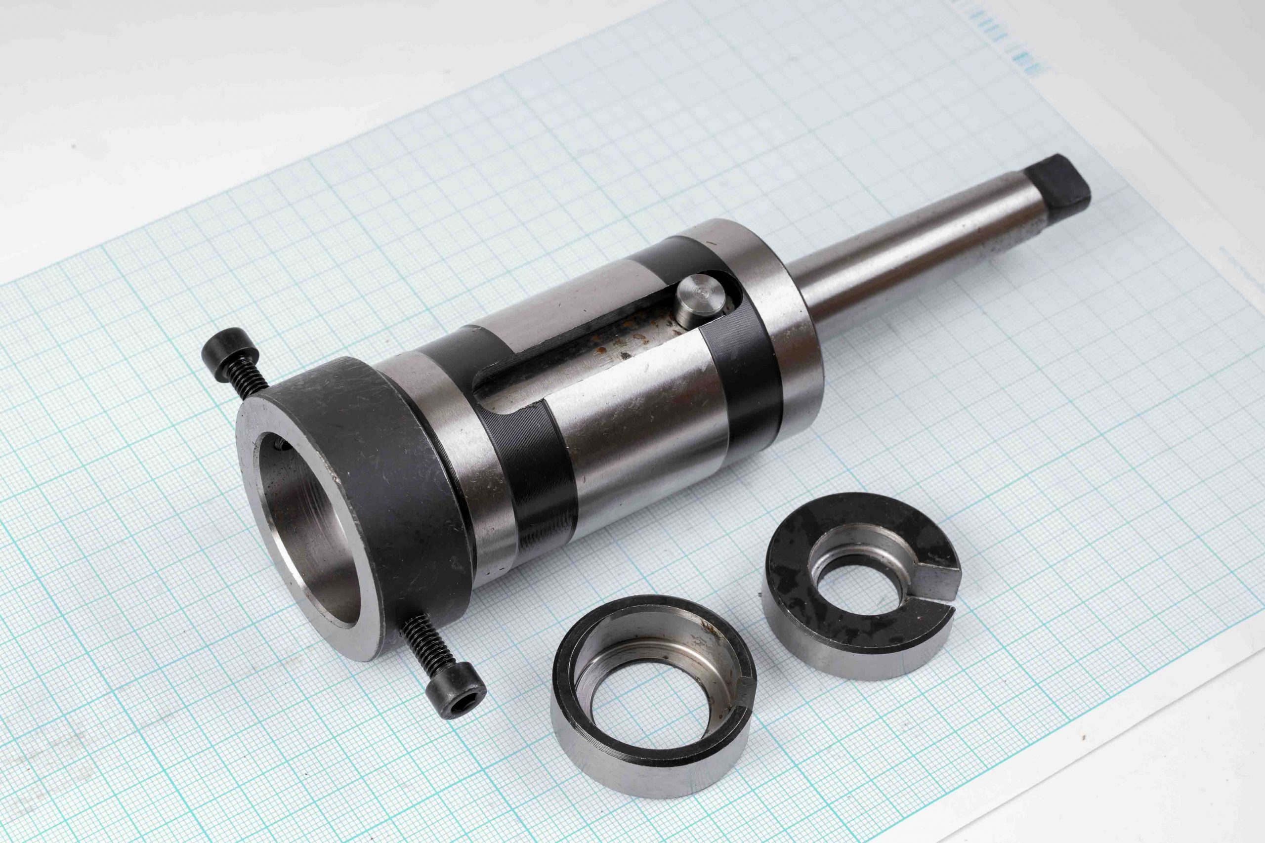 Плашкотримач, тримач для плашок (лерок) з плаваючою головкою для верстата з конусом Морзе MTA3 – це важлива частина вашого верстата, яка дозволяє надійно утримувати плашки під час обробки деталей. Патрон має телескопічний дизайн, що допомагає якісно нарізати різьбу. Підходить для лерок діаметром 38 мм, 30 мм, 25 мм, 20 мм. Плашкотримач виготовлений з високоякісного матеріалу, що забезпечує його міцність і довговічність. Він пристосований до використання з різними типами плашок, що дозволяє Вам швидко й легко змінювати інструменти залежно від вашої потреби. Плашкотримач гарантує стабільне та точне кріплення плашок під час обробки, що дозволяє вам досягати високої якості обробки деталей.