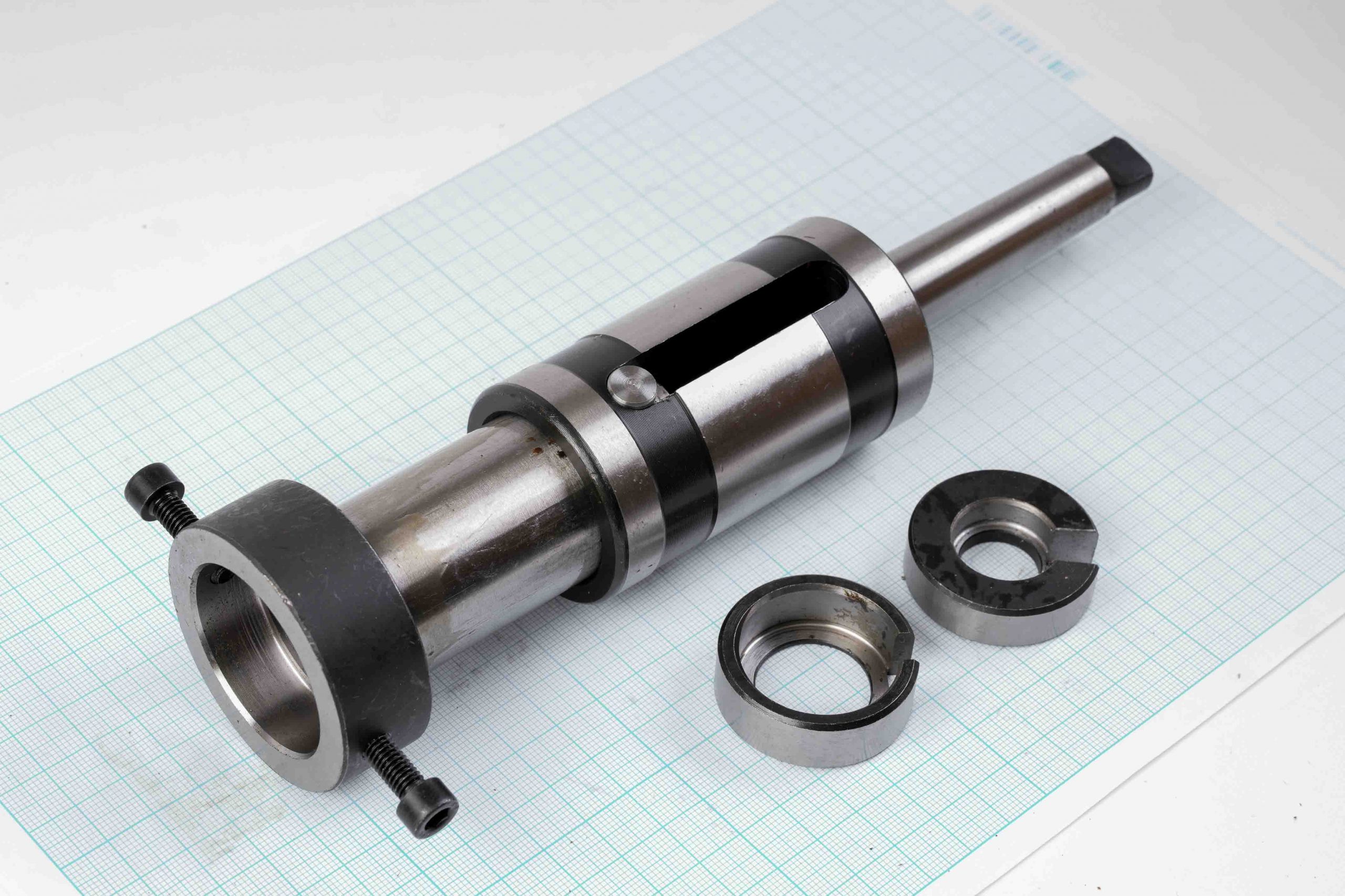 Плашкотримач, тримач для плашок (лерок) з плаваючою головкою для верстата з конусом Морзе MTA3 – це важлива частина вашого верстата, яка дозволяє надійно утримувати плашки під час обробки деталей. Патрон має телескопічний дизайн, що допомагає якісно нарізати різьбу. Підходить для лерок діаметром 38 мм, 30 мм, 25 мм, 20 мм. Плашкотримач виготовлений з високоякісного матеріалу, що забезпечує його міцність і довговічність. Він пристосований до використання з різними типами плашок, що дозволяє Вам швидко й легко змінювати інструменти залежно від вашої потреби. Плашкотримач гарантує стабільне та точне кріплення плашок під час обробки, що дозволяє вам досягати високої якості обробки деталей.